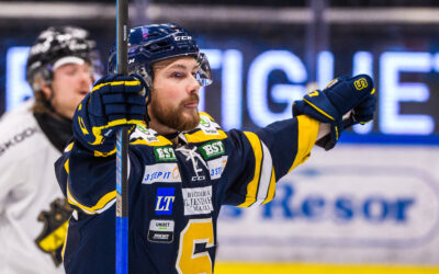 En ansluter – fem lämnar